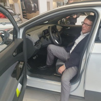 V autoparku ČEZ už je téměř 600 bezemisních vozů. Nových 27 elektroaut bylo nyní předáno v Plzni